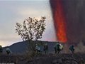 徒步旅行者近距离观看到壮观火山熔岩喷涌景象