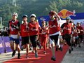 图文-深圳举办24小时山地越野挑战赛 选手们出发