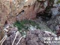 福建漳州一青年玩攀岩被困40米深坑 消防营救一波三折