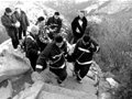 北京香山游客游玩不慎摔伤被困 消防员成功营救
