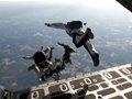 美国海军海豹突击队特种兵进行高空跳伞训练（图）