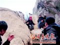 爬山“不走寻常路”两游客被困小珠山