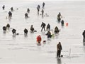 海河上冰面不结实凿冰钓鱼十分危险