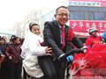 浪漫小伙自行车迎娶新娘车友助阵低碳环保婚礼