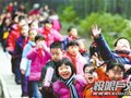 成都小学生徒步十公里庆开学