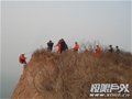 男子徒步登山冒险走悬崖被困