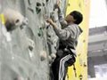 上海南洋中学建攀岩墙受到学生欢迎(图)