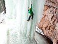 惊险！美国攀冰家拍档挑战150英尺冰瀑