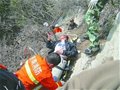 驴友由400米山顶跌落幸被石崖上树枝拦下