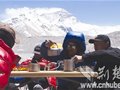 地大登山队员今日珠峰7028米建营地