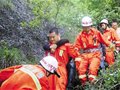 消防队员冒雨闯深山紧急营救迷途驴友