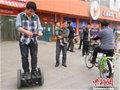 河南汝州小伙自制两轮平衡车引市民围观