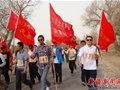 激情纪念建团90周年 轮台县千人徒步穿越胡杨林