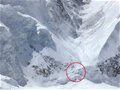 摄影师捕捉到4名登山队员遭遇雪崩惊险逃生