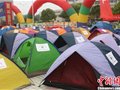 江苏盐城举办户外帐篷节 200余顶帐篷扎营广场