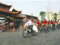 成都小伙自行车迎亲 40余名骑友助阵捧场