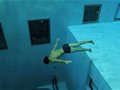 法自由潜水员挑战世界最深泳池：裸潜33米
