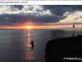 法国冒险家在300米高悬崖上走钢丝蹦极