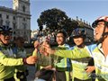 11名骑友万里骑行抵达伦敦 曾栖身牛棚