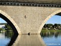 澳洲小伙玩另类“深水”攀岩 无保护爬水中大桥