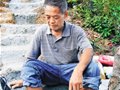 七旬老人自费修栈道 让登山者不再摔下山