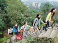 这群爬山族专找冷门线路耍