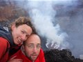 男子3400米高活火山口求婚 拍下幸福合照