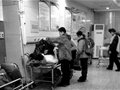 背包拧成担架，众人抬出摔伤队友