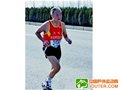 78岁老人爱上马拉松 7年跑21个赛事